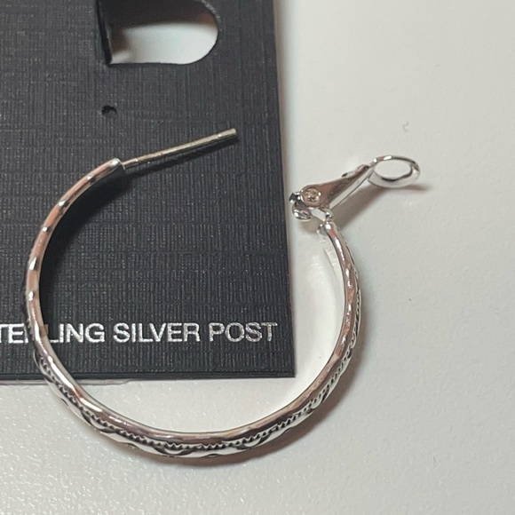 🆕 Scroll by Dillard’s Etched Design Silver-tone Hoop Lever-Back Earrings - Picture 6 of 11